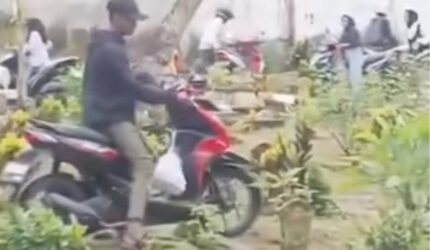 Viral Warga Jember Lintasi Area Pemakaman dengan Sepeda Motor