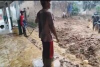 Tebing rawan longsor di depan MI di Silo Jember (Sumber foto: Tangkapan layar)