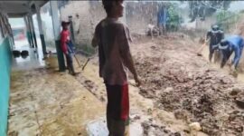 Tebing rawan longsor di depan MI di Silo Jember (Sumber foto: Tangkapan layar)