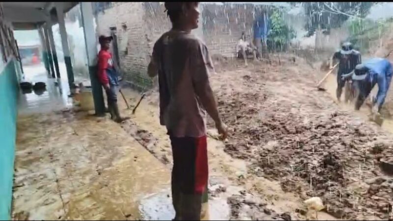 Tebing rawan longsor di depan MI di Silo Jember (Sumber foto: Tangkapan layar)