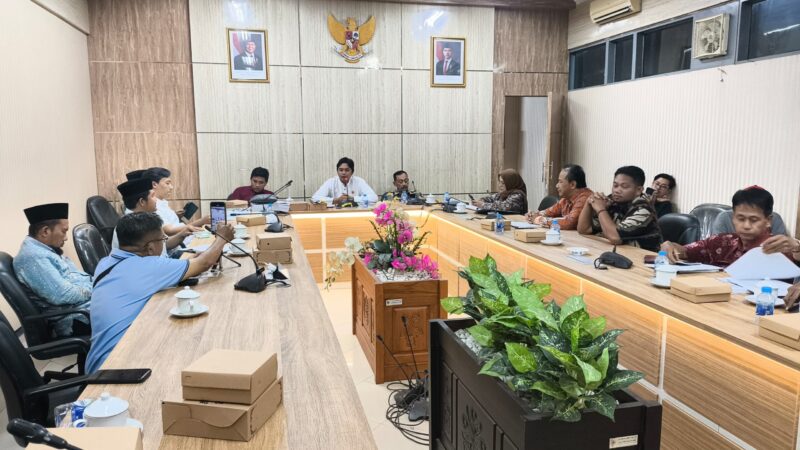 Suasana saat rapat di Komisi B DPRD Jember. (Sumber foto: Sigit)