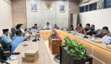 Suasana saat rapat di Komisi B DPRD Jember. (Sumber foto: Sigit)
