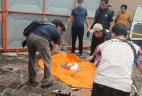 Polisi saat mengevakuasi korban (Sumber: Istimewa)