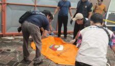 Polisi saat mengevakuasi korban (Sumber: Istimewa)