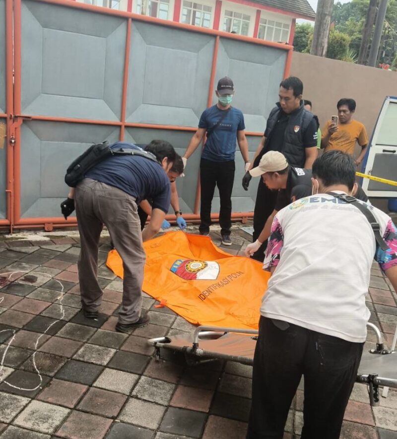 Polisi saat mengevakuasi korban (Sumber: Istimewa)