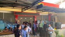 Suasana saat 25 advokat mendatangi Polres Jember. (Foto: Frensia/Sigit)