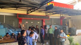 Suasana saat 25 advokat mendatangi Polres Jember. (Foto: Frensia/Sigit)