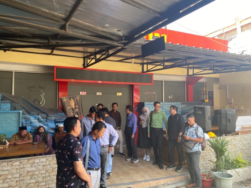 Suasana saat 25 advokat mendatangi Polres Jember. (Foto: Frensia/Sigit)