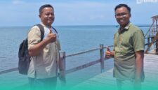 Gambar Moh. Ali Syaefuddin dan Rifqi Syauqisyah saat sedang mengunjungi Pamtai Kerapu Situbondo (Sumber: Istimewa)