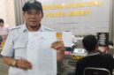 Sekretaris Komisi C DPRD Jember, David Handoko Seto saat menyerahkan laporan ke Polres Jember. (Foto: Istimewa)