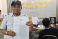 Sekretaris Komisi C DPRD Jember, David Handoko Seto saat menyerahkan laporan ke Polres Jember. (Foto: Istimewa)