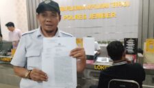 Sekretaris Komisi C DPRD Jember, David Handoko Seto saat menyerahkan laporan ke Polres Jember. (Foto: Istimewa)
