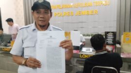 Sekretaris Komisi C DPRD Jember, David Handoko Seto saat menyerahkan laporan ke Polres Jember. (Foto: Istimewa)
