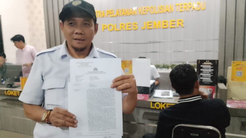Sekretaris Komisi C DPRD Jember, David Handoko Seto saat menyerahkan laporan ke Polres Jember. (Foto: Istimewa)