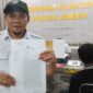 Sekretaris Komisi C DPRD Jember, David Handoko Seto saat menyerahkan laporan ke Polres Jember. (Foto: Istimewa)