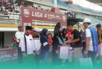 Manager Persid Jember saat membagikan santunan anak yatim. (Foto: Frensia/Sigit).