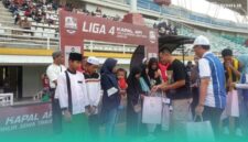 Manager Persid Jember saat membagikan santunan anak yatim. (Foto: Frensia/Sigit).