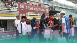 Manager Persid Jember saat membagikan santunan anak yatim. (Foto: Frensia/Sigit).