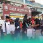 Manager Persid Jember saat membagikan santunan anak yatim. (Foto: Frensia/Sigit).