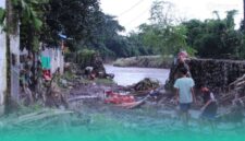 Kondisi perumahan di bantaran sungai pasca banjir. (Foto: Istimewa).
