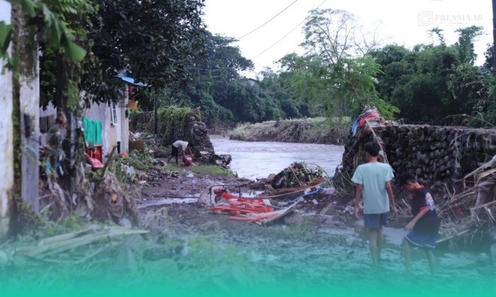 Kondisi perumahan di bantaran sungai pasca banjir. (Foto: Istimewa).