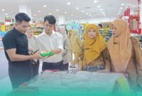 Tim satgas pangan Jember saat melakukan sidak. (Foto: Frensia/Sigit).