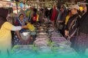 Pembeli sedang membeli ikan di Pasar. (Foto: Istimewa)