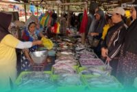 Pembeli sedang membeli ikan di Pasar. (Foto: Istimewa)