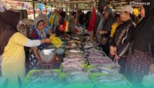 Pembeli sedang membeli ikan di Pasar. (Foto: Istimewa)