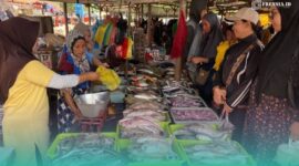 Pembeli sedang membeli ikan di Pasar. (Foto: Istimewa)