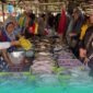 Pembeli sedang membeli ikan di Pasar. (Foto: Istimewa)