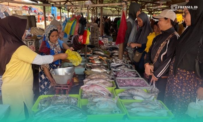 Pembeli sedang membeli ikan di Pasar. (Foto: Istimewa)