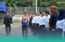 Direktur Pengelola Sarana & Prasarana Selaku Pembina Apel Melakukan Pengecekan Pasukan Apel Gelar Pasukan Posko Nataru 2025/2026.  (Foto: Istimewa).