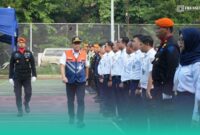 Direktur Pengelola Sarana & Prasarana Selaku Pembina Apel Melakukan Pengecekan Pasukan Apel Gelar Pasukan Posko Nataru 2025/2026.  (Foto: Istimewa).