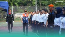 Direktur Pengelola Sarana & Prasarana Selaku Pembina Apel Melakukan Pengecekan Pasukan Apel Gelar Pasukan Posko Nataru 2025/2026. (Foto: Istimewa).