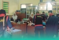 Kejari saat melakukan penggeledahan di SDN 02 Curahnongko. (Foto: Istimewa).