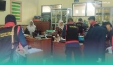 Kejari saat melakukan penggeledahan di SDN 02 Curahnongko. (Foto: Istimewa).