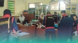 Kejari saat melakukan penggeledahan di SDN 02 Curahnongko. (Foto: Istimewa).