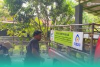 Seorang agen LPG yang sedang mempersiapkan tabung gas untuk didistribusikan. (Foto: Frensia/Sigit).