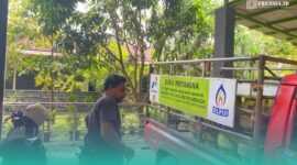 Seorang agen LPG yang sedang mempersiapkan tabung gas untuk didistribusikan. (Foto: Frensia/Sigit).