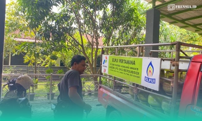 Seorang agen LPG yang sedang mempersiapkan tabung gas untuk didistribusikan. (Foto: Frensia/Sigit).