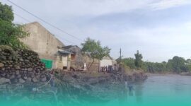 Kondisi perumahan di bantaran sungai yang terdampak banjir. (Foto: Frensia/Sigit).