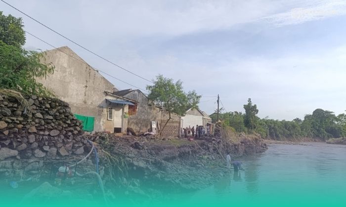 Kondisi perumahan di bantaran sungai yang terdampak banjir. (Foto: Frensia/Sigit).