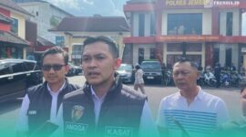 Kasatreskrim Polres Jember AKP Angga Riatma (tengah) (Foto: Frensia/Sigit).