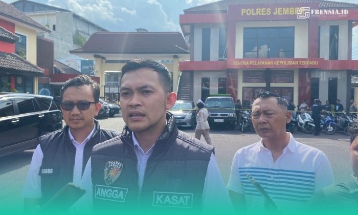 Kasatreskrim Polres Jember AKP Angga Riatma (tengah) (Foto: Frensia/Sigit).