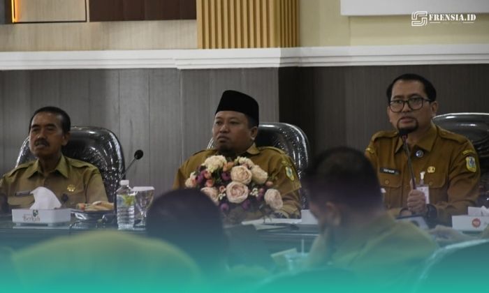 Wakil Bupati Bondowoso,  As'ad Yahya Syafi'i saat rapat bersama Tim Koordinasi Penanggulangan Kemiskinan (TKPK).