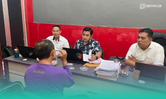 Sekretaris Desa Tanggul Wetan, inisial Z, di hadapan SPKT Polres Jember. (Foto: Istimewa).