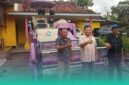 Anggota DPRD Jatim, Satib (tengah) saat menyerahkan bantuan mesin combine kepada kelompok tani (Foto: Istimewa).