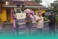 Anggota DPRD Jatim, Satib (tengah) saat menyerahkan bantuan mesin combine kepada kelompok tani (Foto: Istimewa).