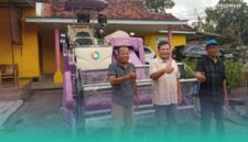 Anggota DPRD Jatim, Satib (tengah) saat menyerahkan bantuan mesin combine kepada kelompok tani (Foto: Istimewa).